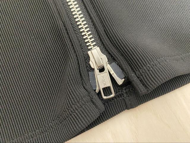 【GU フロントジップナローロングスカートQ】ジップは2つあり、どちらも好きな部分まで開閉できます