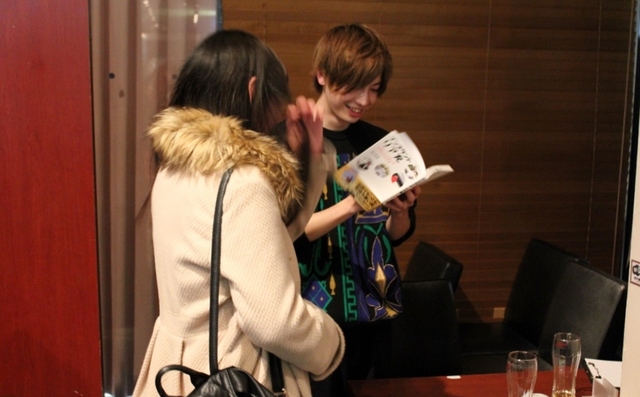 なぜか地主の著書にサインする與座の姿も。