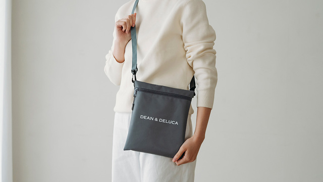 【DEAN & DELUCA トラベルバッグ チャコールグレー】付属ポーチはバッグの収納ケースとしてだけでなく、サコッシュとして持ち歩いたり、バッグの内側に取り付けてインナーポケットとしても使えます