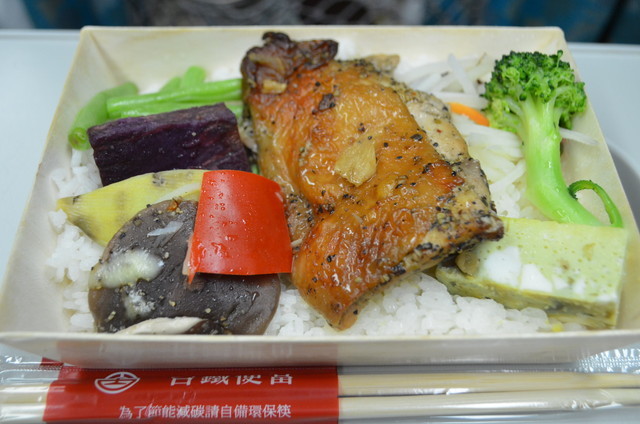ハーブが香ばしい『台鐵便當』の鶏肉便當。カラフルな野菜も添えてあり、女子に人気といえば駅弁。日本人ならば心をくすぐられるようなワクワク感を覚えるはずだ