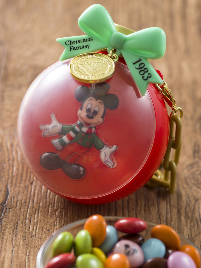 カラフルチョコレート、ミニスナックケース付き 800円｜東京ディズニーランド「ロイヤルストリート・ベランダ」「ラケッティのラクーンサルーン」「キャプテンフックス・ギャレー」「クレオズ」「ヒューイ・デューイ・ルーイのグッドタイム・カフェ」、東京ディズニーシー「ハドソンリバー・ハーベスト」「パパギダス・フレッシュフルーツ」「タワー・オブ・テラー周辺（スナックワゴン）」「タワー・オブ・テラー周辺（ドリンクワゴン）」「トロピック・アルズ」｜東京ディズニーリゾート「ディズニー・クリスマス」