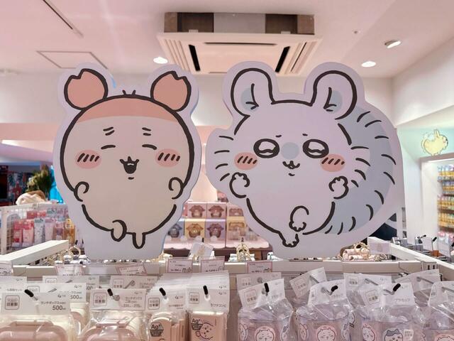 陳列棚の上部にモモンガ＆古本屋も登場！仲良しなのがかわいいです♪