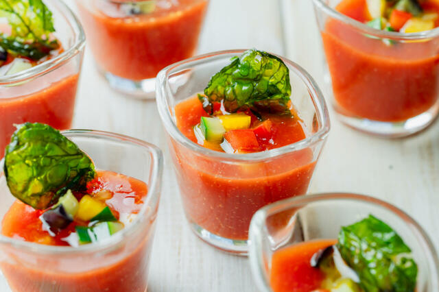 「野菜のマリネとガスパチョ」＜期間：2026年5月7日〜6月30日＞【まるで“世界一周”♪19か国のグルメを味わえる「旅するビュッフェ 世界美食めぐり」でシュラスコ風ローストビーフも食べ放題！】