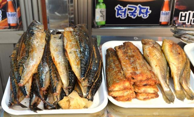 客の注文を待つ焼きあがった魚たち