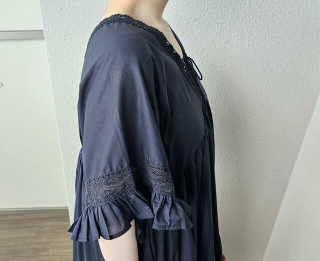 【coca　Vネックレースワンピース】袖は七分丈で広がりあり。二の腕が気になる人にもうれしいデザイン！