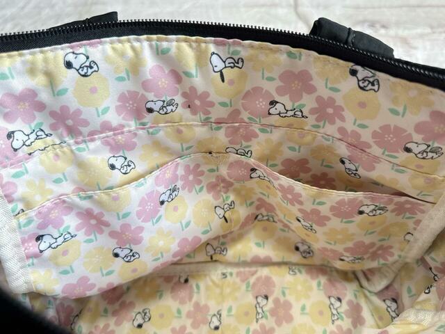 メイン収納の前面側には区切りポケットが2つついています