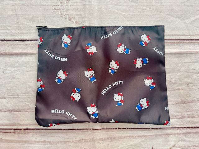 ポーチはブラックカラーにレトロなキティちゃんの総柄♪