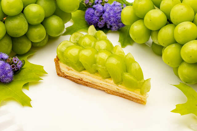 【シャインマスカットとダブルチーズケーキのタルト】瑞々しくジューシーなシャインマスカットをタルト一面に飾り、相性ぴったりのチーズを組み合わせたタルト