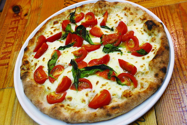 ピッツェリア パーレンテッシ『自然栽培小麦100%！フレッシュマルゲリータ』