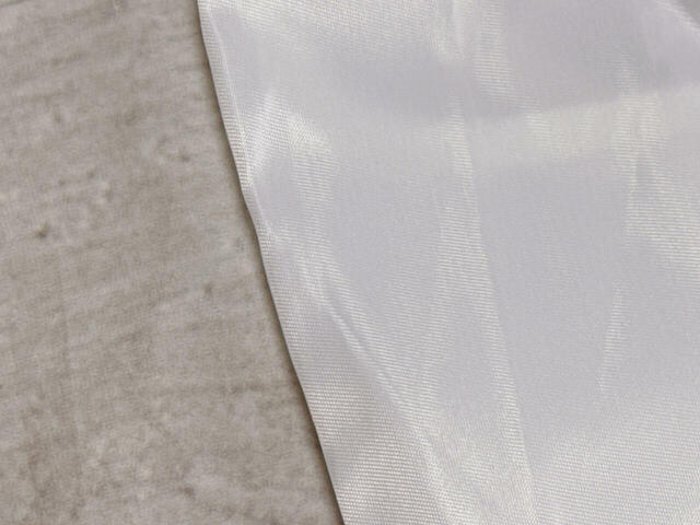 素材はポリエステル。光沢感のある生地です。厚手で丈夫なところが◎