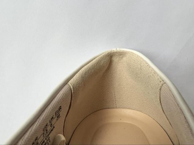 【UNIQLO コンフィールタッチ ラウンドシューズ】足首の部分にスポンジがついている