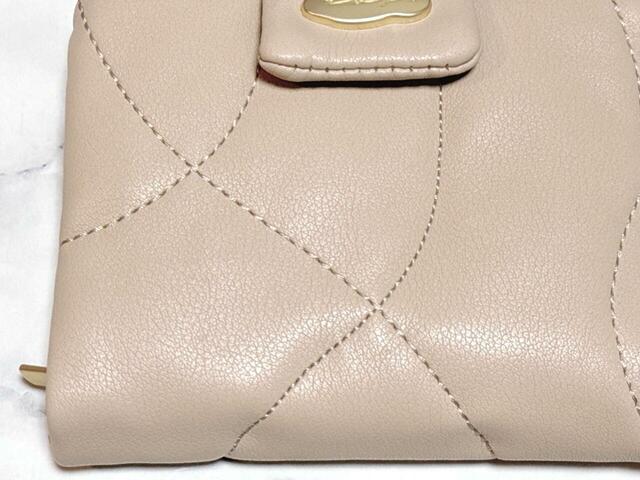 一般的な規則的なキルティングステッチではなく、不規則でやわらかい弧を描くようなニュアンステイストのステッチ!