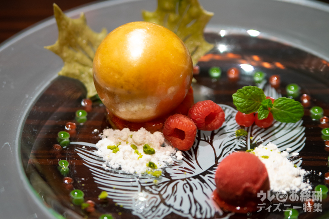 シュクレスフレのフレジェ タイベリーのソルベを添えて｜“ディズニー・クリスマス”ユールタイド 12,000円｜東京ディズニーランドホテル「カンナ」