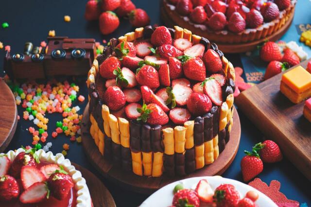 「トイ・チョコレートケーキ」<期間:2026年2月25日~5月6日>【おもちゃ箱みたいなカラフルスイーツが並ぶ「ストロベリースイーツビュッフェ」コンラッド大阪で毎日開催!】