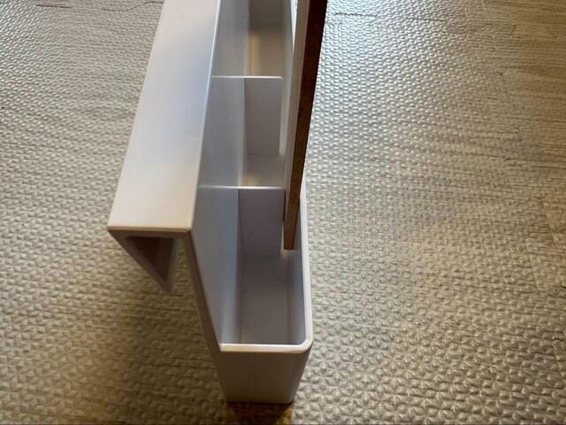 【山崎実業 tower 引っ掛け 収納ホルダー】サイズは約W29.5×D4.3×H15cm。仕切りが付いているので細々したアイテムもスッキリ分類できます