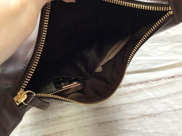 ポケットはスマホやフラグメントケースを入れるのにぴったりなサイズ感