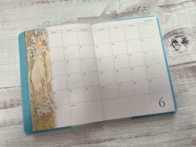 6月は「四つの花〜LILY」匂い立つような美しい百合に囲まれた女性のアートにこちらまでうっとり♪