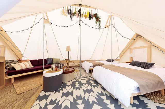 グレイステントの室内／空に近い森のアウトドアリゾート『ETOWA KASAMA』