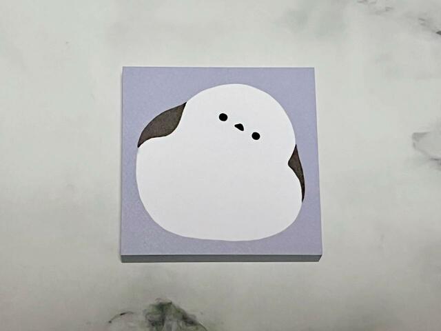 淡いラベンダーカラーに首を傾げたシマエナガがプリントされているデザイン！