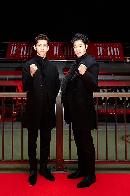 お台場にサプライズ登場した東方神起　左からチャンミン、ユンホ