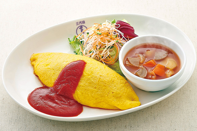 洋食や 三代目 たいめいけん たいめいけんランチ 905円 ハム入りのケチャップライスをふんわり卵で包んでいる。