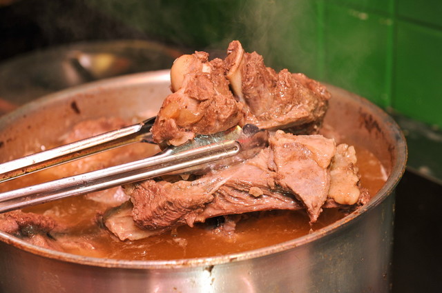 沿線の名店・新橋／モンゴリアン・チャイニーズBAO　骨付き羊の塩茹で