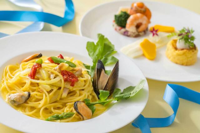 スペシャルセット 2,600円｜提供店舗：東京ディズニーランド「イーストサイド・カフェ」｜スペシャルイベント「ディズニー・パルパル―ザ」第2弾「ドナルドのクワッキー・ダックシティ」スペシャルメニュー