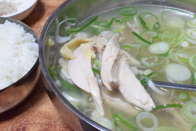 『ファンピョンチッ』のタッコムタン6000ウォン。地鶏はブロイラーのものと比べ肉に弾力がある