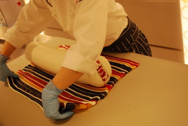 CANDY SHOW TIME：ライチキャンディーづくり・よっこいしょ・・・と持ち上げて