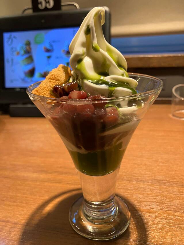 さっそく到着した「抹茶サンデー」税込490円。【びっくりドンキーの抹茶スイーツ】