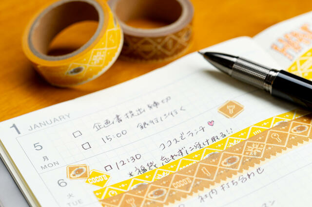 マステは、ココスカラーのイエローと、ニットバッグと同じブラウンの2個セット【ココス 冬の福袋 2026】