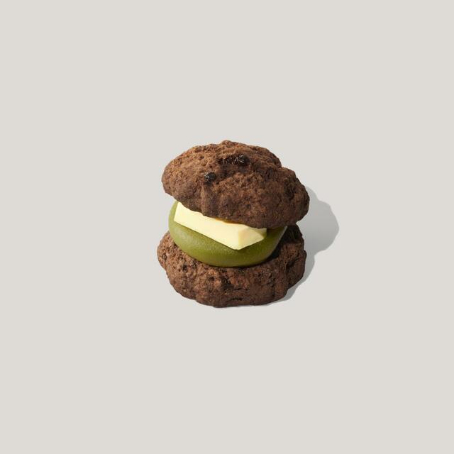 黒い『抹茶あんバター チョコスコーンサンド』【『ブラックベリー ヨーグルト フラペチーノ® 黒耳ver. / 白耳ver.』を10月9日(金)より発売】