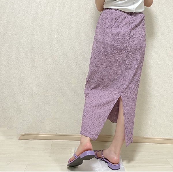 【GU（ジーユー） ランダムシャーリングフレアスカート】バックにスリットがあってシルエットのバランスもきれいです