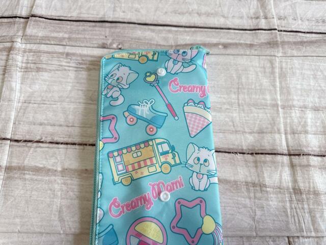 背面にはスナップボタンつき