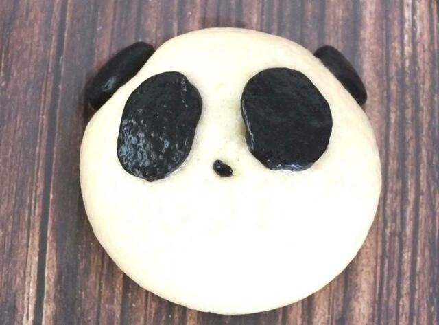 【カルディ　冷凍 パンダ肉まん】目や耳の竹炭は特に味は感じませんでした