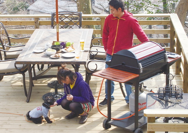 箱根バーベキューテラスWimpy（神奈川／箱根）　ワンちゃんと一緒に楽しめる「愛犬も家族と一緒にBBQ」も人気。ワンちゃん用BBQメニューもセットになっている