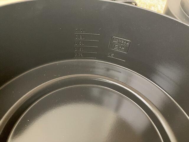 【アイリスオーヤマ クッキングケトル】ケトルの内側には1合用の水の目盛りがついているので軽量も楽々！