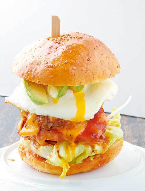 juen delicafe（大阪・天神橋筋六丁目） ジュエンバーガーフルトッピング（1630円） アボガド、チーズ、厚切りベーコン、玉子、ピクルスは、単品のトッピングもOK。