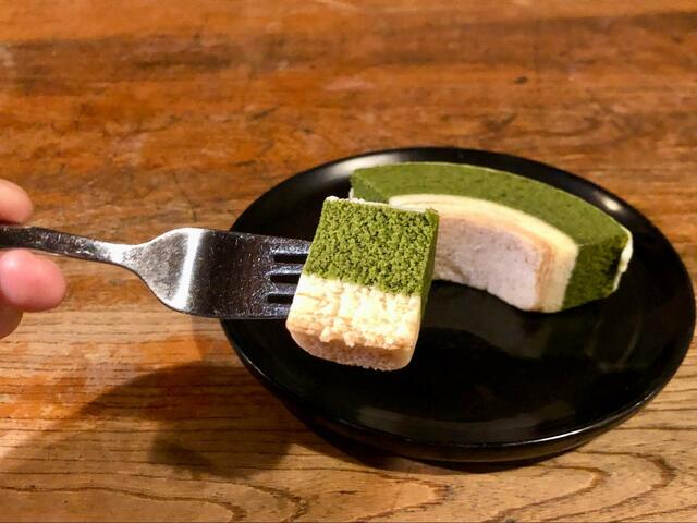 【ファミリーマート 濃い宇治抹茶バウムクーヘン】バウムクーヘンの断面が鮮やかで期待が高まります