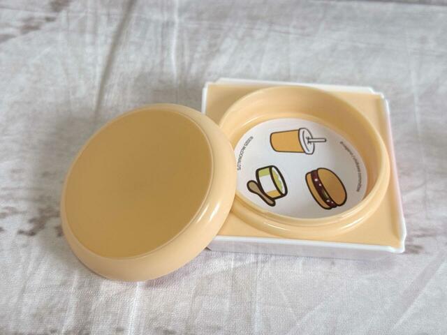 【ちいかわハッピーセット第一弾／うさぎのプチパンケーキケース】パンケーキケースの蓋を開けるとシールが登場！