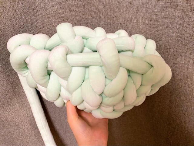 【マンドゥバッグ】好みの高さまで編んだら、残りの糸をぐるっと穴に入れて口を絞ります