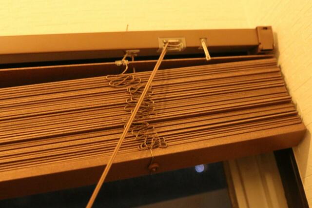 【ニトリ 木製ブラインド(ヴェントMBR 60x138)】左側の紐で簡単に開け閉めできます