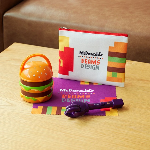 【マクドナルドの福袋2025】「マクドナルドの福袋 2025」セットイメージ（ポーチ、ポテトハンドキャッチャー、クリーナークロスはランダムです）