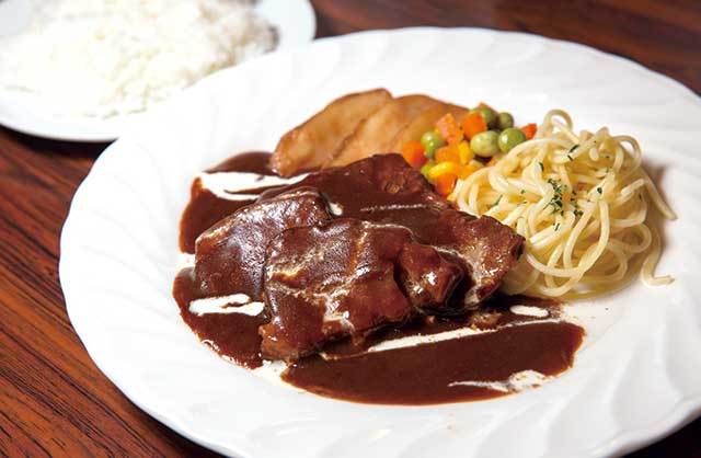 キッチン チェック（池袋）　ビーフシチュー ライス付 1800円　6時間ほどデミグラスソースで煮込んだ肉はとろけるようにやわらかく、味わいもまろやか。