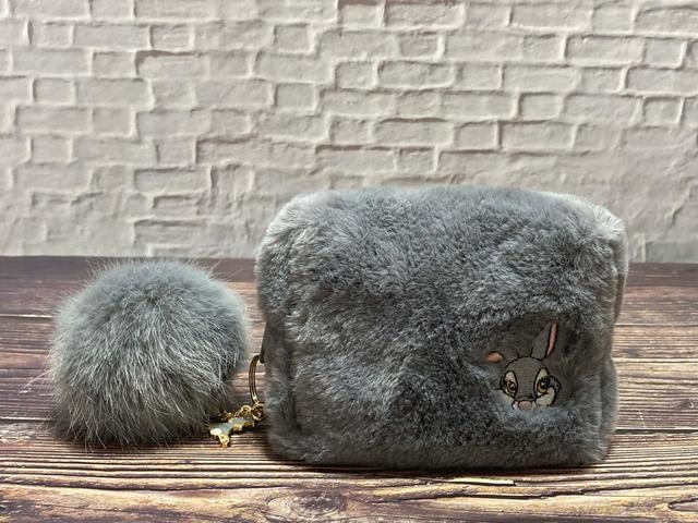 ポーチとチャームの相性は抜群。ぜひセットで揃えてみて!