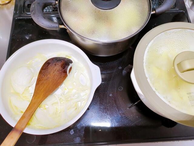 【アイリスオーヤマ お皿になるフライパン6点セット】やや小さめな20cmサイズの鍋とフライパンなので、3口コンロで同時に使っても干渉しません