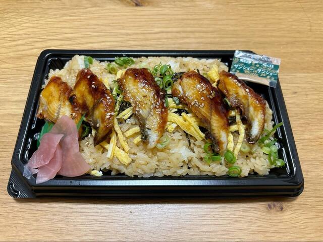 【サミット　うなぎまぶし飯】一口サイズにカットされているから、ビュッフェでシェアしやすくオススメです