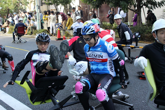 いす同士の熾烈な戦い! 「いす-1」グランプリの模様