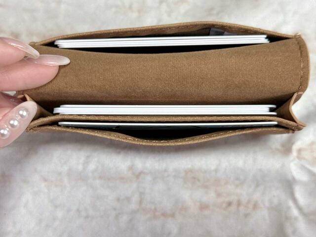 内側のポケットにそれぞれカードを入れてみました。こちらのポケットには4枚と1枚収納【アベイル×ちいかわ】「カードケース（ハチワレ）」