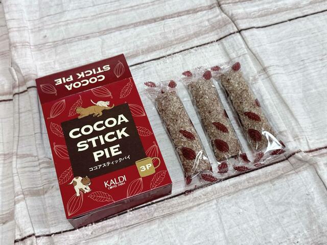 【カルディ ネコの日バッグ/オリジナル ココアスティックパイ】ネコデザインのかわいいボックスに個包装のパイが3本入っています